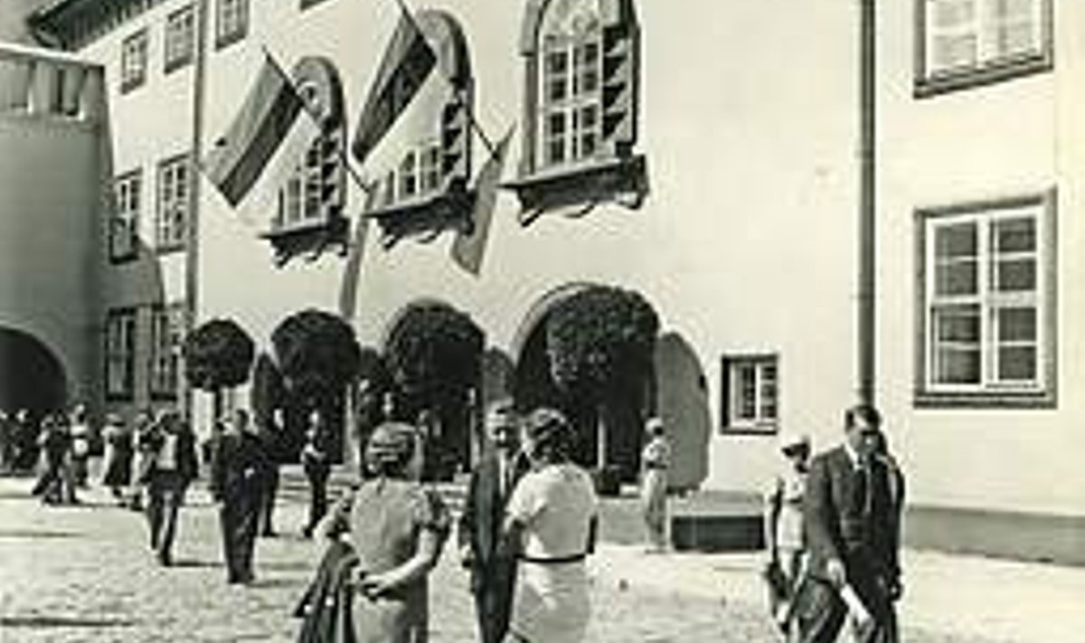 EI KULUDE KASVULE: Rahvuskogu liikmed Riigikogu hoone ees 17. augustil 1937. Nad ei tõstnud ei Riigikogu liikme palka ega ka hüvitisi. EESTI EKSPRESSI FOTOKOGU