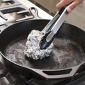 Самая полезная вещь на кухне: 8 незаменимых способов использовать фольгу