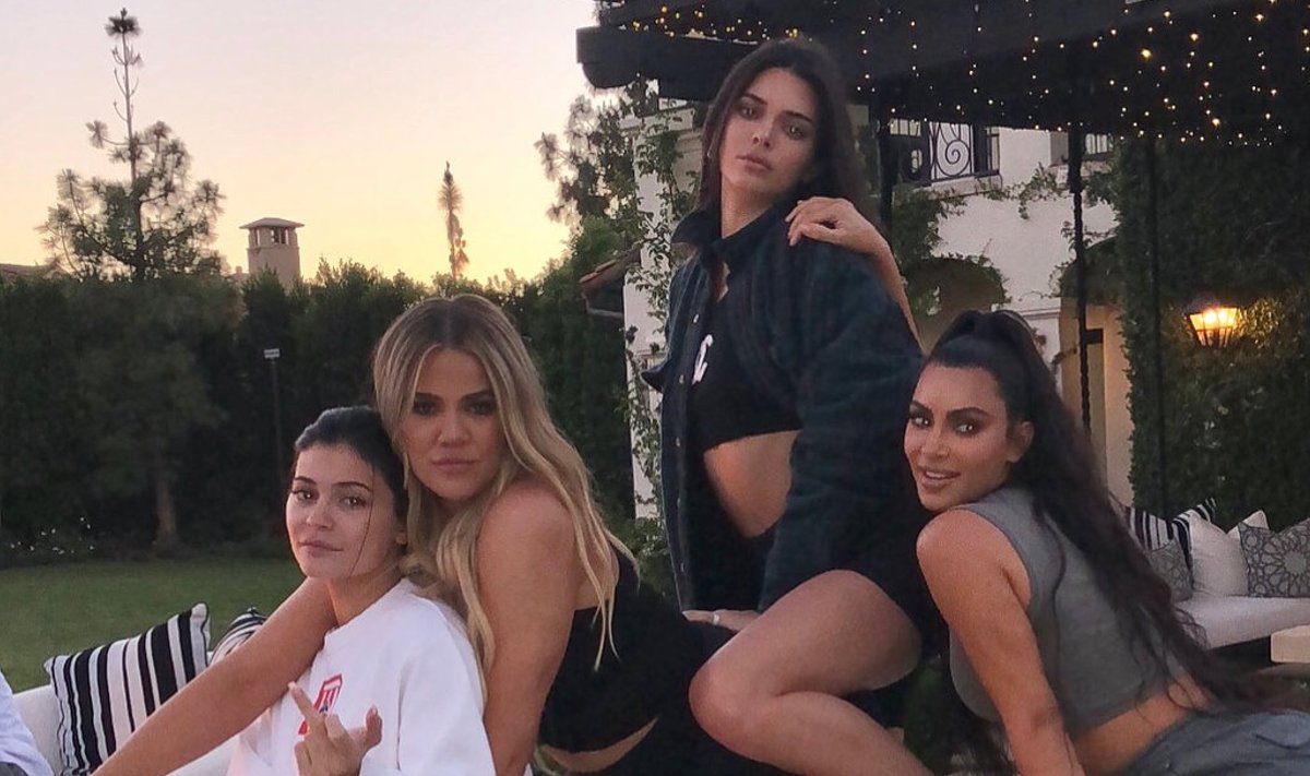 Kim (vasakul) ja Khloe (paremalt teine) koos oma nooremate õdede Kylie (vasakul) ja Kendall Jenneriga.