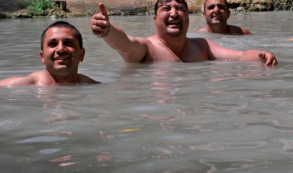 Veetsime värskendavad minutid koos Armeenia teetöölistega Vorotani jõe looduslikes basseinides. Mehed olid kollektiiviga tulnud laupäevahommikusele suplusele ja khorovatsi ehk Armeenia šašlõkki valmistama.