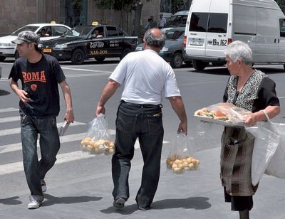 Jerevani tänavakauplejate üks tulutoovamaid ärisid on aprikoosikaubandus. Võrkudesse mähitud rahvusviljad on mitmekordselt üle hinnatud, pigem tasuks osta otse turult.