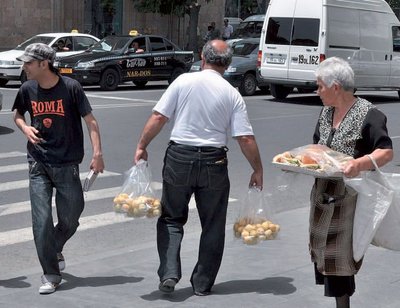 Jerevani tänavakauplejate üks tulutoovamaid ärisid on aprikoosikaubandus. Võrkudesse mähitud rahvusviljad on mitmekordselt üle hinnatud, pigem tasuks osta otse turult.
