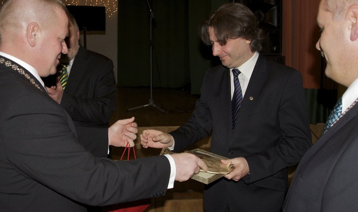 Aasta teo tunnustuse võtab volikogu esimees Valdis Toomastilt vastu Saue vallavanem Andres Laisk (keskel). Fotod: Silver Arrak