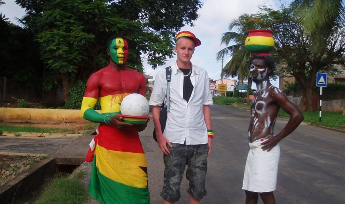 Vahetusõpilane Erlend (keskel) Ghanas