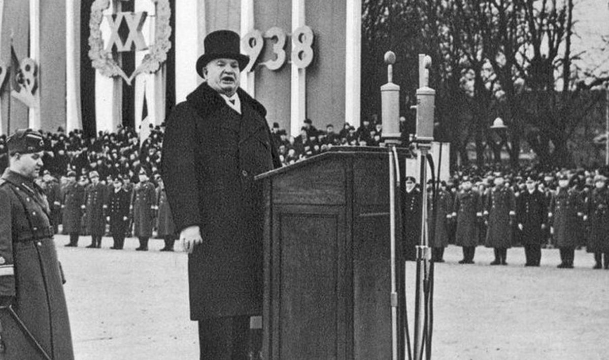 Konstantin Päts kõneleb Eesti Vabariigi 20. aastapäeval 1938.