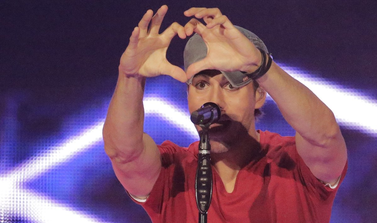Enrique Iglesias Performs