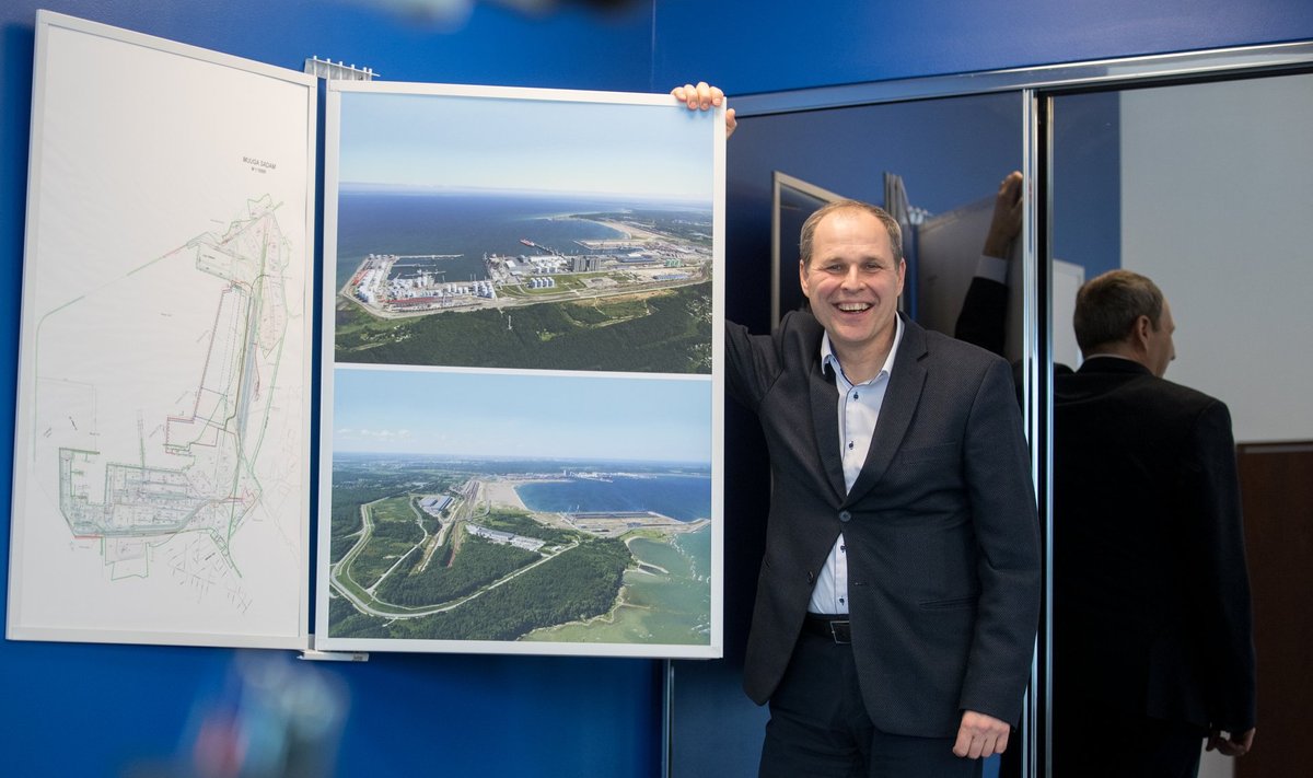 Tallinna Sadama juht Valdo Kalm näitab Muuga sadama plaani, kuhu ehitatakse Rail Balticu tähtsaim kaubajaam.