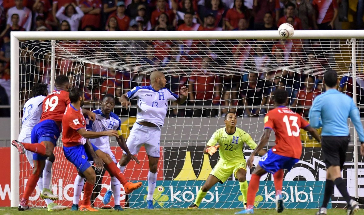 Peaga palli väravasse suunanud Kendall Waston tõuseb Costa Rica kangelaseks