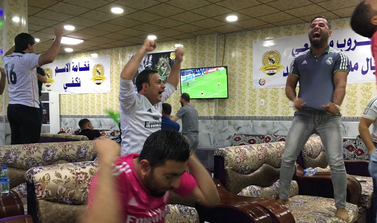 Reali fännid eile Baladi kohvikus, kus toimus rünnak kaks nädalat tagasi.