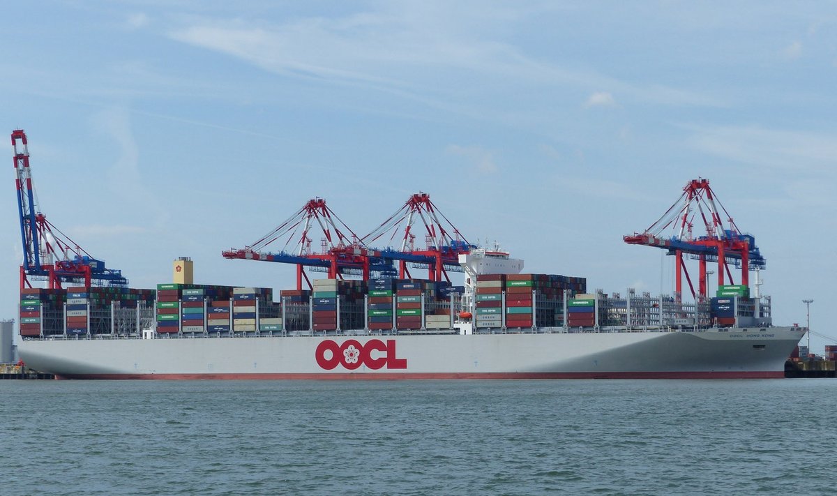 Praegu kannab maailma suurima kaubalaeva tiitlit OOCL Hong Kong, mis on peaaegu 400 meetri pikkune ja mahutab 21 413 TEU konteinerit. (Foto: Wikimedia Commons / Dji77)