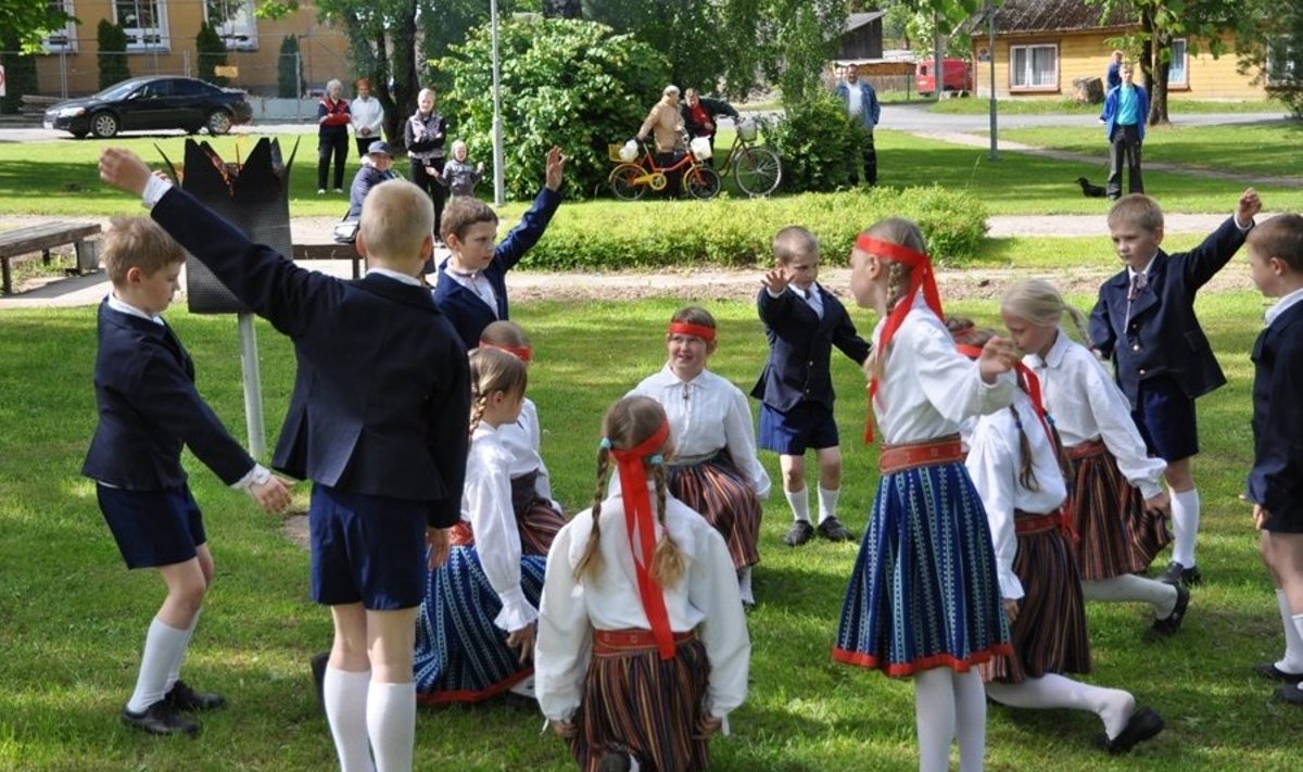 Abja gümnaasiumi väikesed rahvatantsijad tantsuhoos. Foto: Lauri Sepp.