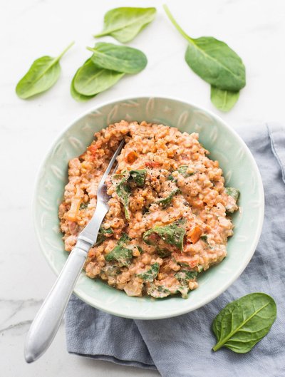 Tomatine toortatrapuder spinati ja kitsejuustuga