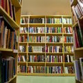 Heategija kinkis Ruhnu kooli raamatukogule ligi 100 teost