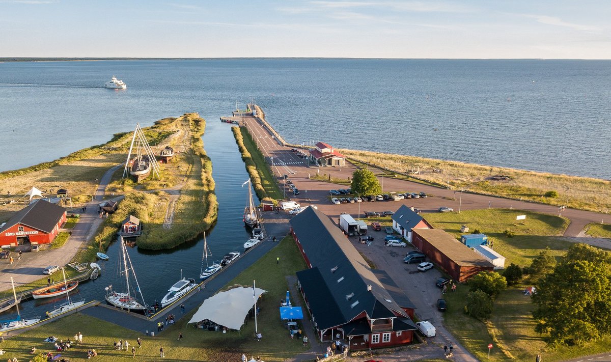 Üritused täidavad Sõru jahisadama suviti meluga, samuti peetakse sadama kaudu laevaühendust Saaremaaga.