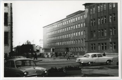 Vaade Narva maanteelt Jõe tänavale. Paremal Eesti Kaabli, tänane Pro Kapitali hoone. Alles 1970. aastate lõpus liideti Pronksi ja Jõe tänav Kingissepa tänavaga.