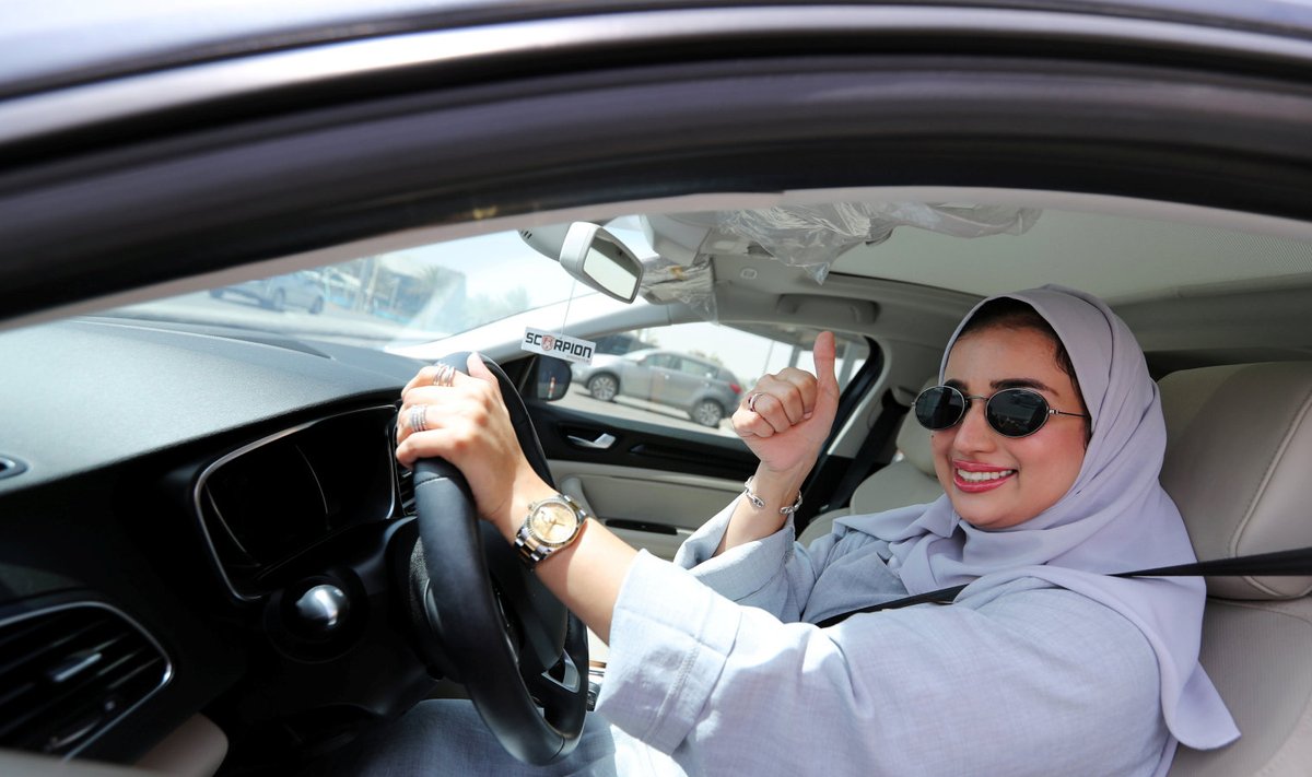 Saudi Araabia naine autoroolis.