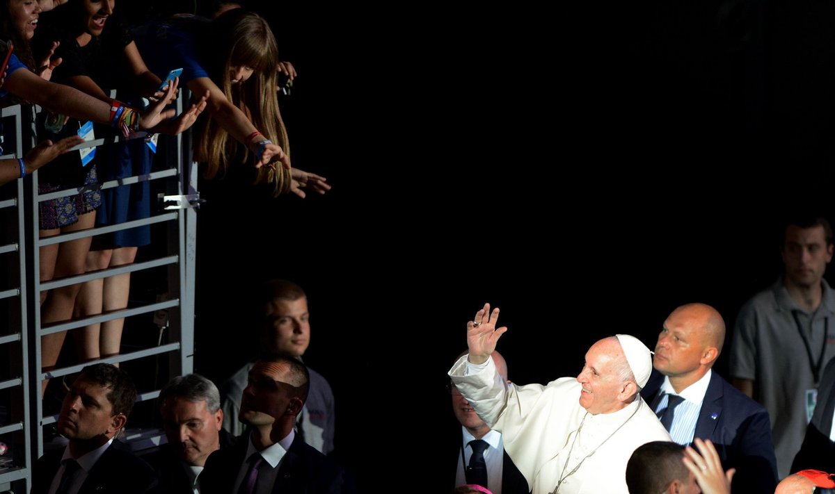 IKKA POPP: Paavst Fransiscus lehvitab Krakowis noortele poolehoidjatele. Kuuldused kristluse surmast on kõvasti liialdatud. 