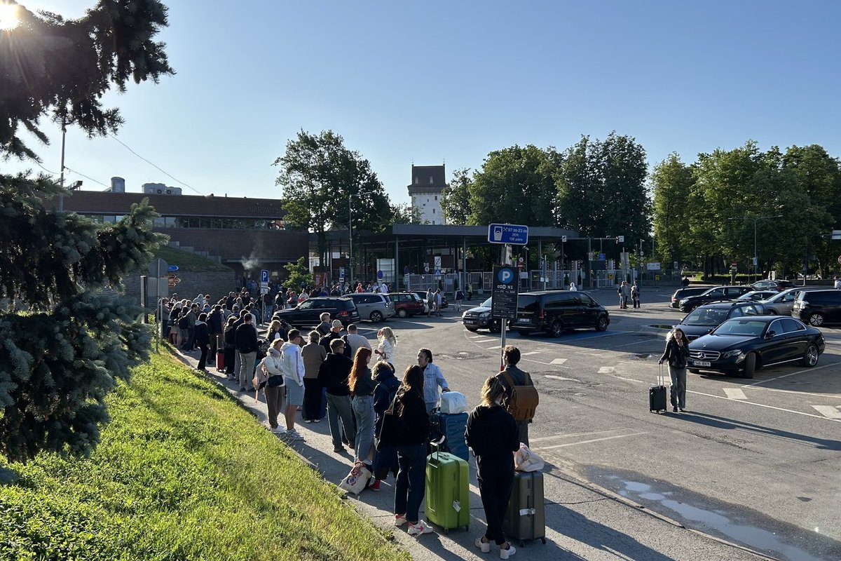 ФОТО | „Вы же Европа. Где сервис?“ У погранпункта в Нарве по утрам  собирается по двести человек - Delfi RUS