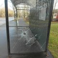 FOTOD: Kohtla-Järvel peksid vandaalid puruks bussiootepaviljoni