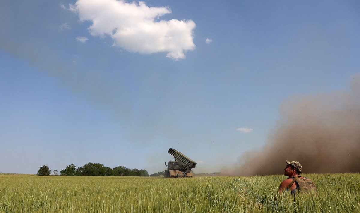 Ukraina sõdur ja raketiheitja Grad Izjumi lähedal