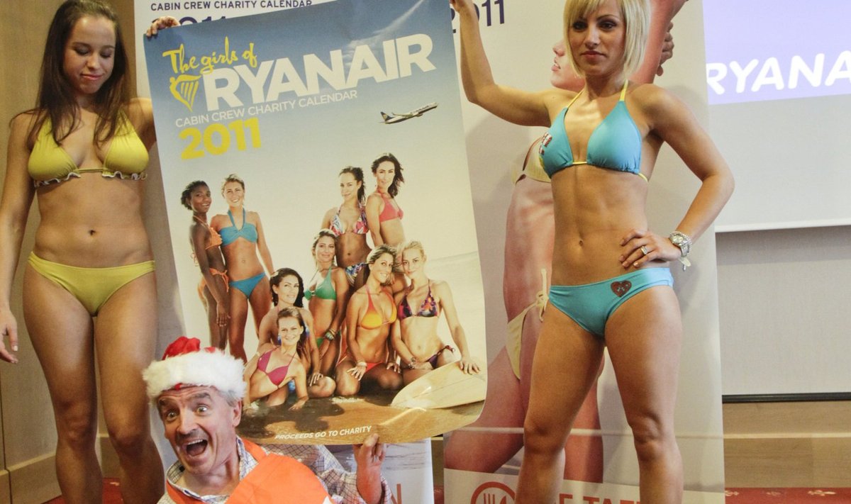 Ryanairi juhatuse esimees Michael O Leary pardateenindajatega ettevõtte kalendri jaoks poseerimas.
