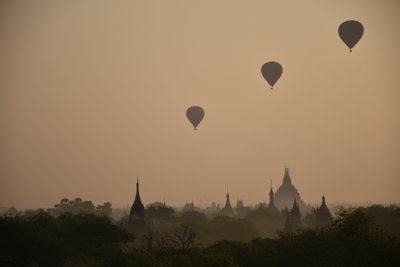 Igal hommikul võib Bagan'il näha tõusvat päikest, kuumaõhupalle ning tolmuloori ning tunda end kui muinasjutus.