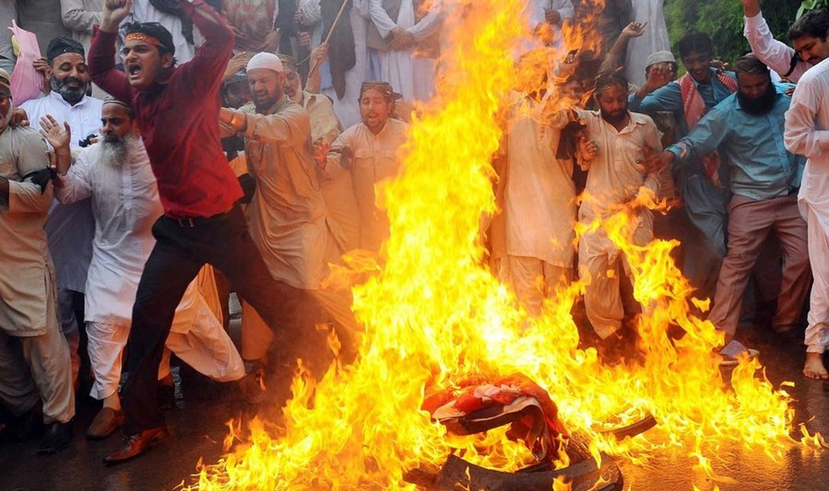 Pakistani sunniidid põletavad USA lippu Lahores toimunud demonstratsioonil moslemeid ärritanud mängufilmi vastu.