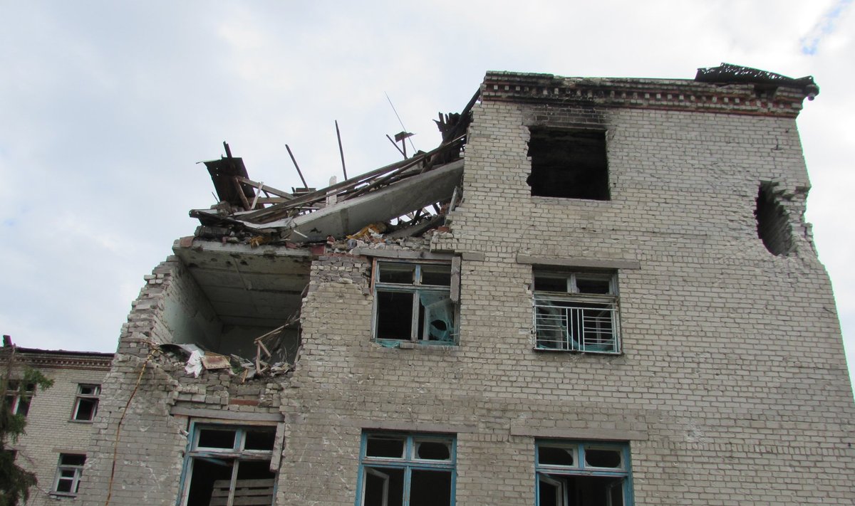 Разрушенный дом в Донбассе