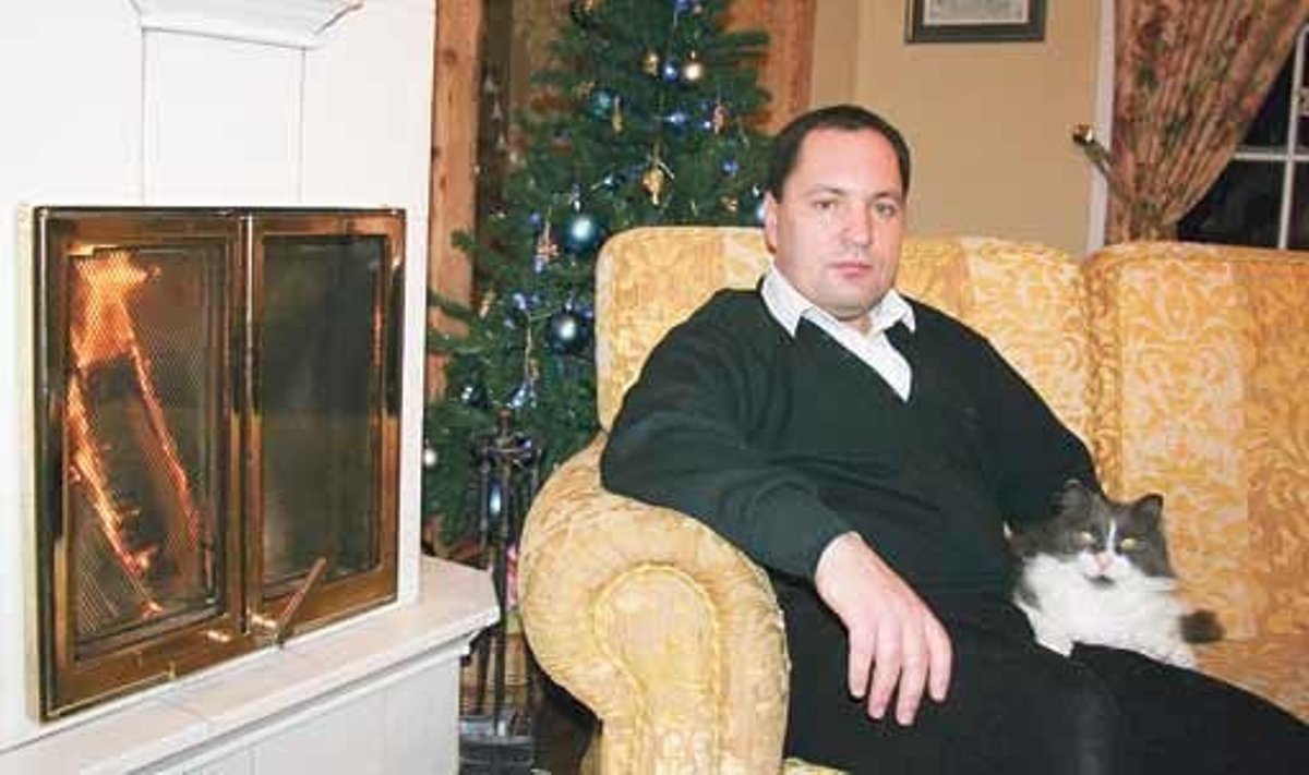 Linnapea Jüri Kaver kolmanda advendi õhtul oma kodus, intervjuu ajal oli toeks kass Tõnu.