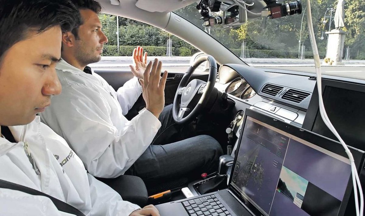 Autonomos Labsi töötajad näitavad Berliinis tehtud katsesõidul, et auto sõidab ise ja käsi rooli külge panema ei pea. (Foto: Scanpix/AP)