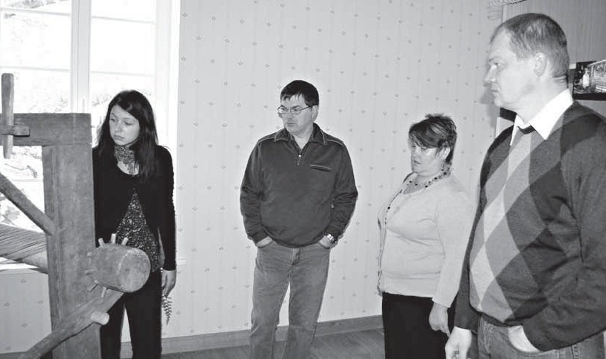 Rõuge noortekeskuse noortetoa juhti Marion Tambergi (vasakul) kuulavad Andres Visnapuu, Terje Aasaroht ja Aivo Meema