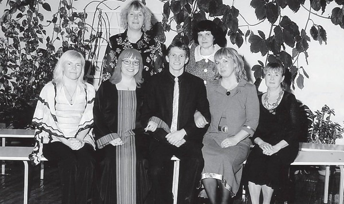 Kontserdi lavastajad (ees vasakult) Maili Toom, Silja Otsar, Andre Laine, Ruth Toots, Helle Liloson, seisavad Ülle Noppel ja Ene Lumi (Fotod: Kalev Zimmermann)