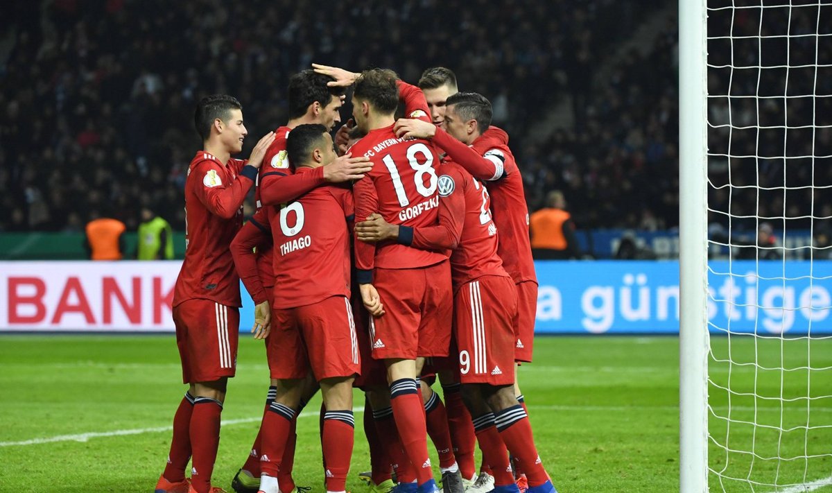 Müncheni Bayerni mängijad väravat tähistamas