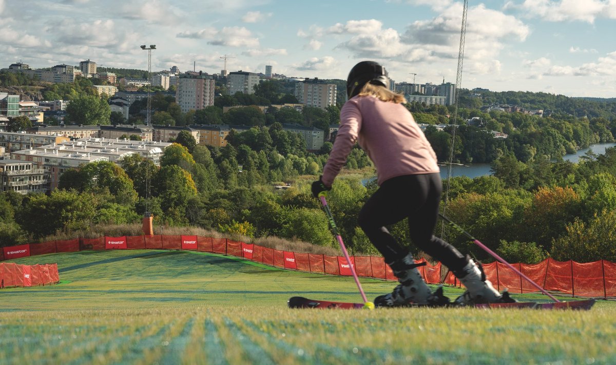 Hammarbybacken pakub võimalust harrastada nii suvesuusatamist, bobisõitu kui ka tagurpidi pööratud benji-hüpet – inimene lennutatakse kõrgele taevasse.