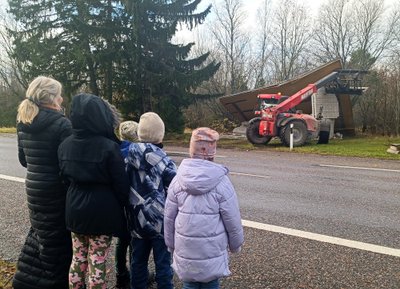 Ardo Kaljuste tehnikaga ja Laimjala koolilapsed lammutust vaatamas.