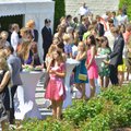 ФОТО: Ильвесы поздравили в розовом саду президентского дворца лучших выпускников