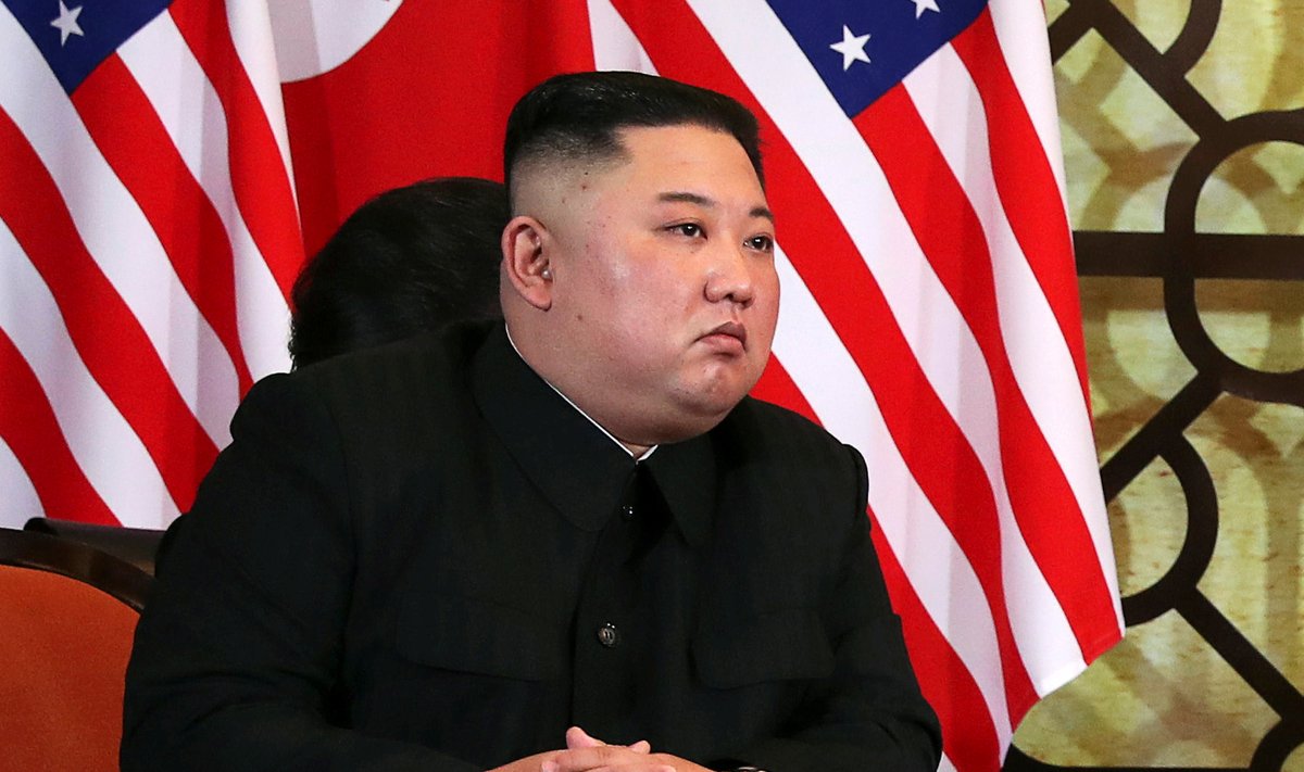 Kim Jong-un pressikonverentsil.