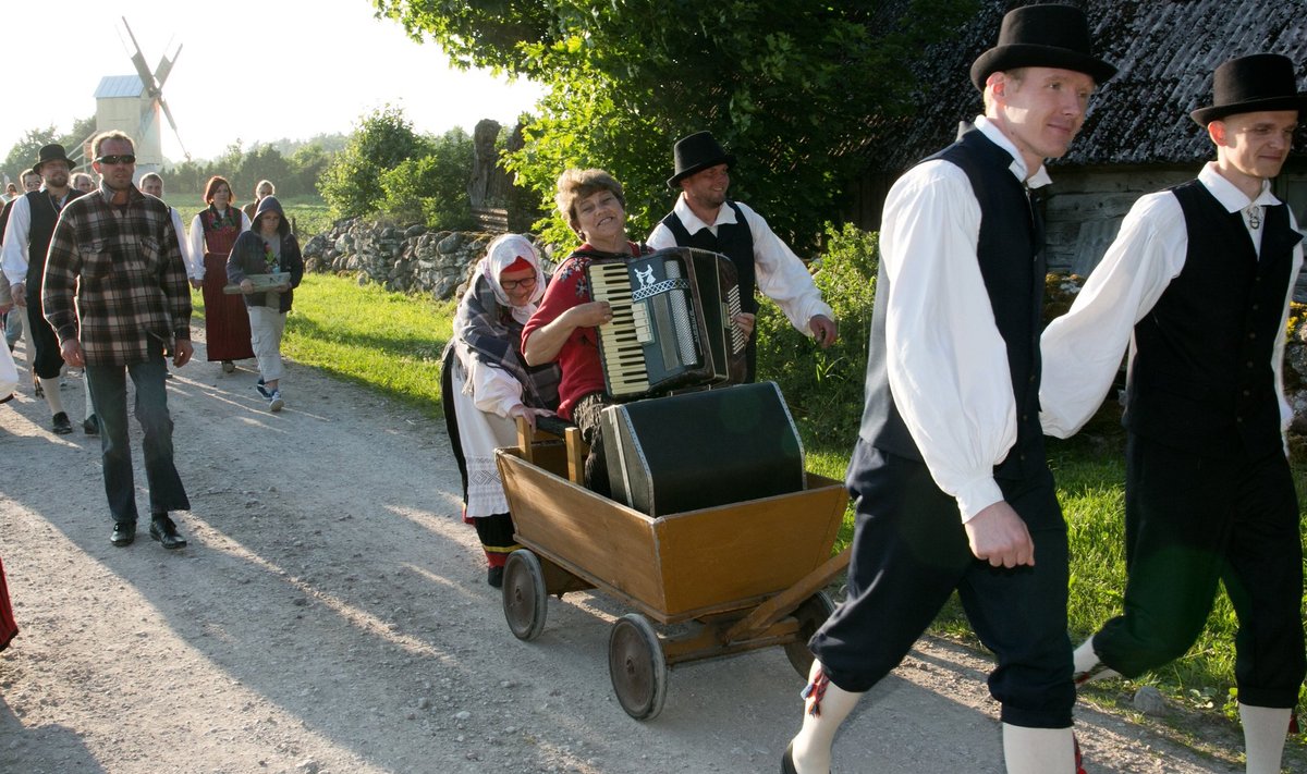 Jaanituled Saaremaal olid rahvarohked ilus ilm meelitas välja sadu inimesi. KOlmel päeval lõõmasid üle Saaremaa jaanilõkked ja tantsu vihuti kohati hommikutundideni. 
