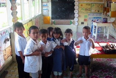 В школу дети ходят босиком, но обучение частично идет на английском языке. Фото: Игорь Ротарь