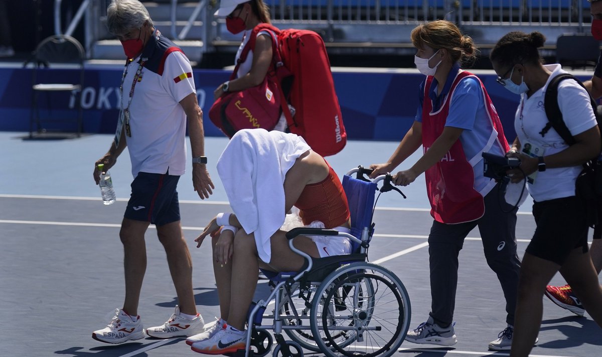 Tokyo olümpial pidi Hispaania tennisist Paula Badosa kuumarabanduse tõttu veerandfinaali matši pooleli jätma. Ta viidi väljakult minema ratastoolis.