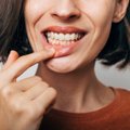 Что делать, если болят десны: стоматолог поделилась ценными советами