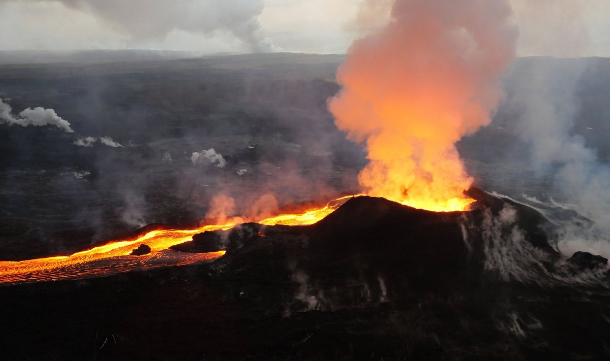 Kīlauea vulkaan purskas Hawaiis ning tabas turistilaeva.