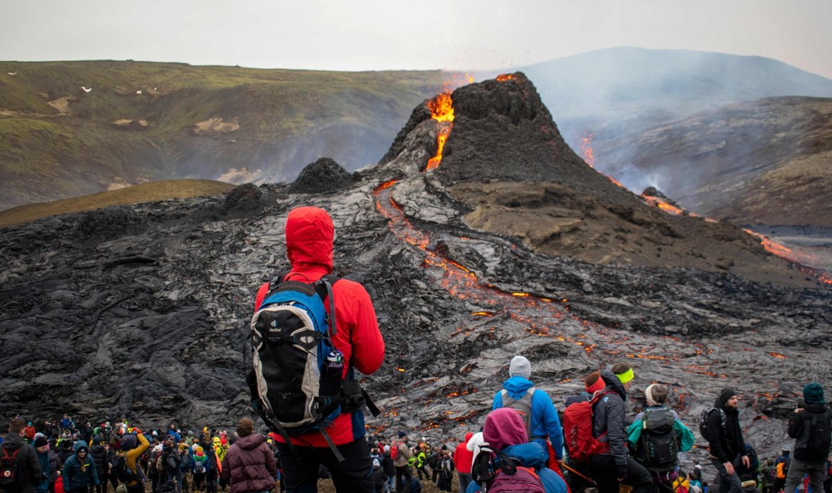 Vulkaan ja huvilised eile Islandil. 