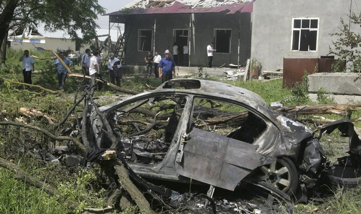Enne kui see süttinud auto plahvatas, vedas Inguššia presdiendi Junus-Bek Jevkurovi autost välja turvamees, kes oli enesetapurünnaku plahvatuses ellu jäänud.