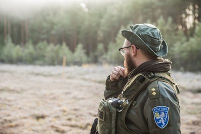 10:05 – Kuuleme Eesti poolelt kolme lasku. Suure tõenäosusega jahimehed, kuid igaks juhuks annab Tom sellest teada keskusele, kes kontrollib info üle.