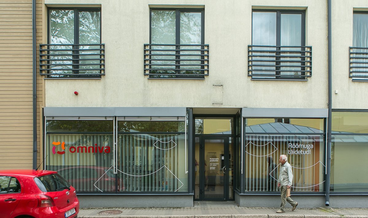 Uues asukohas Tallinna ja Rootsi tänava ristmikul asuvas majas tegutsev Omniva Kuressaare postkontor ei jäta klientidele võimalust ausate võtetega asutuse vahetusse lähedusse parkida.