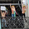 FOTOD: Femen sulges end abordikeelu vastu protestides kirikutorni