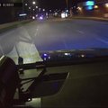 VIDEO | Tagaajamine Narvas: juhtimisõiguseta noormees üritas oma autoga politsei eest pageda. Viimaks lõpetas ta keset põldu