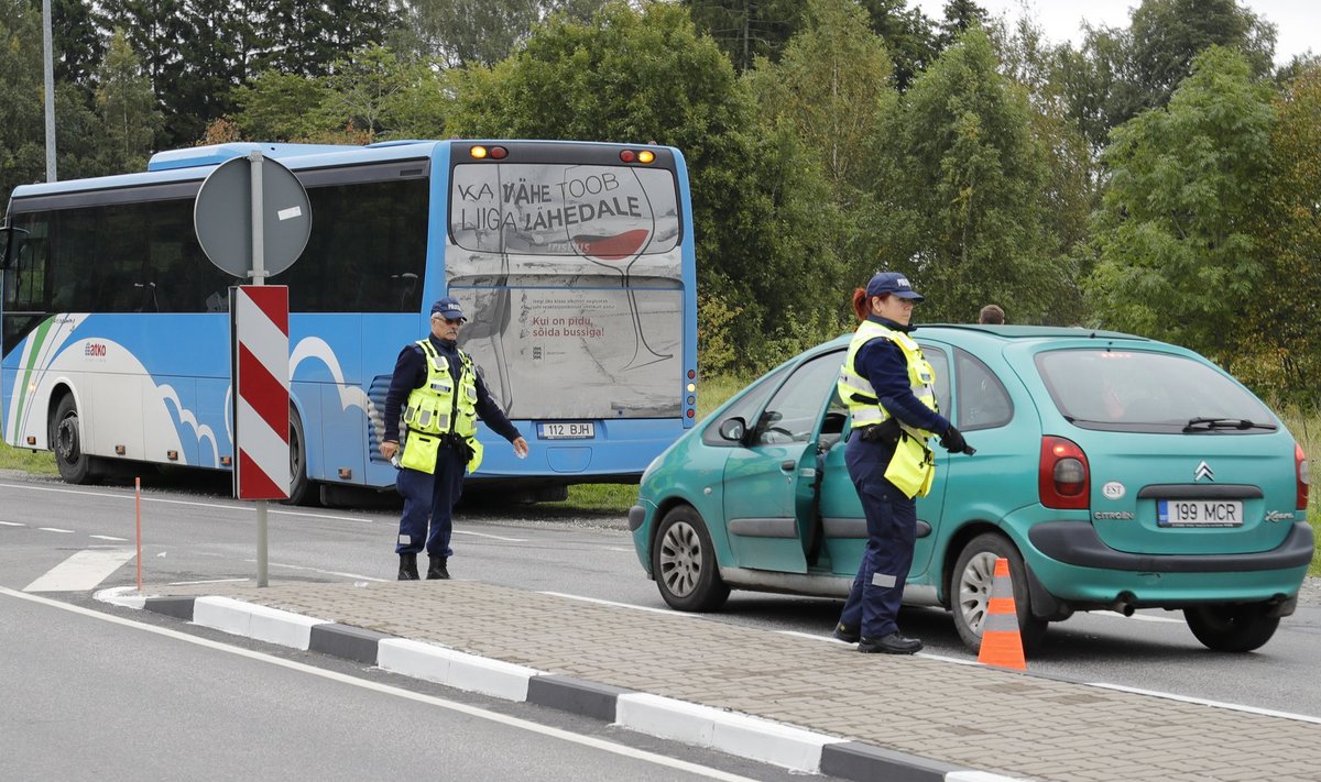 Politsei tabas üleeile rutiinse kontrolli käigus kaks alkoholi tarvitanud bussijuhti.