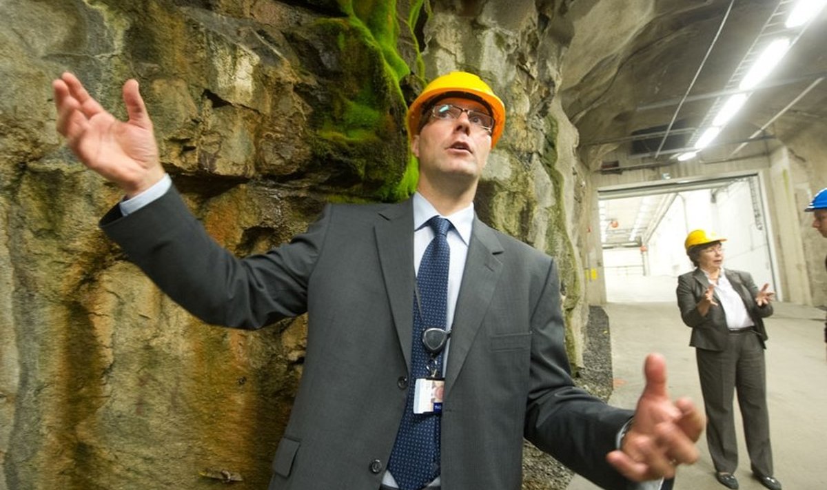 Olkiluoto tuumajaamade kommunikatsioonidirektor Lauri Inna näitab maa-alust tunnelit, mis viib vähese saastatusega jäätmete ladustamispaika 60 meetri sügavusele saare alla. Keskkond on puhas, näitab ka sammal tunneli seintel.